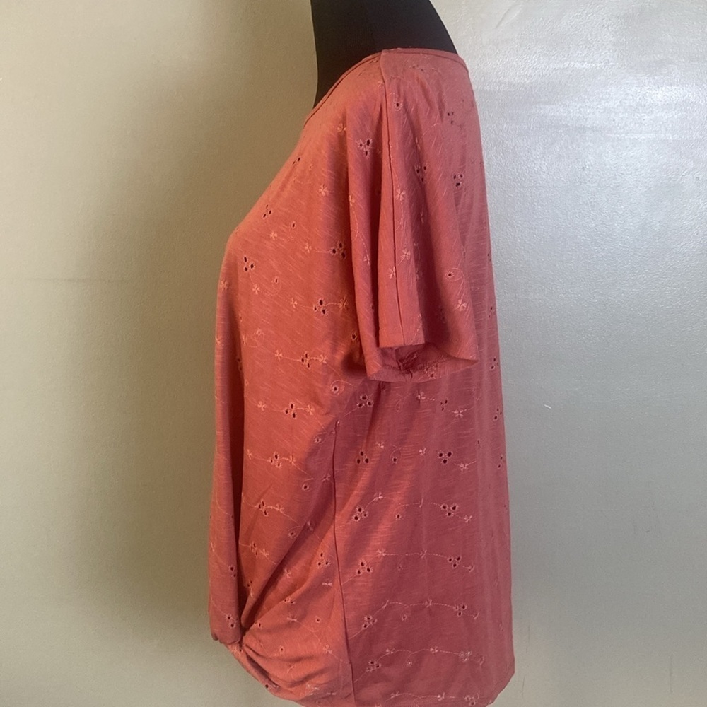 24/7 Maurices Eyelet Knot Hem Tee Sz L NWOT - Picture 7 of 9